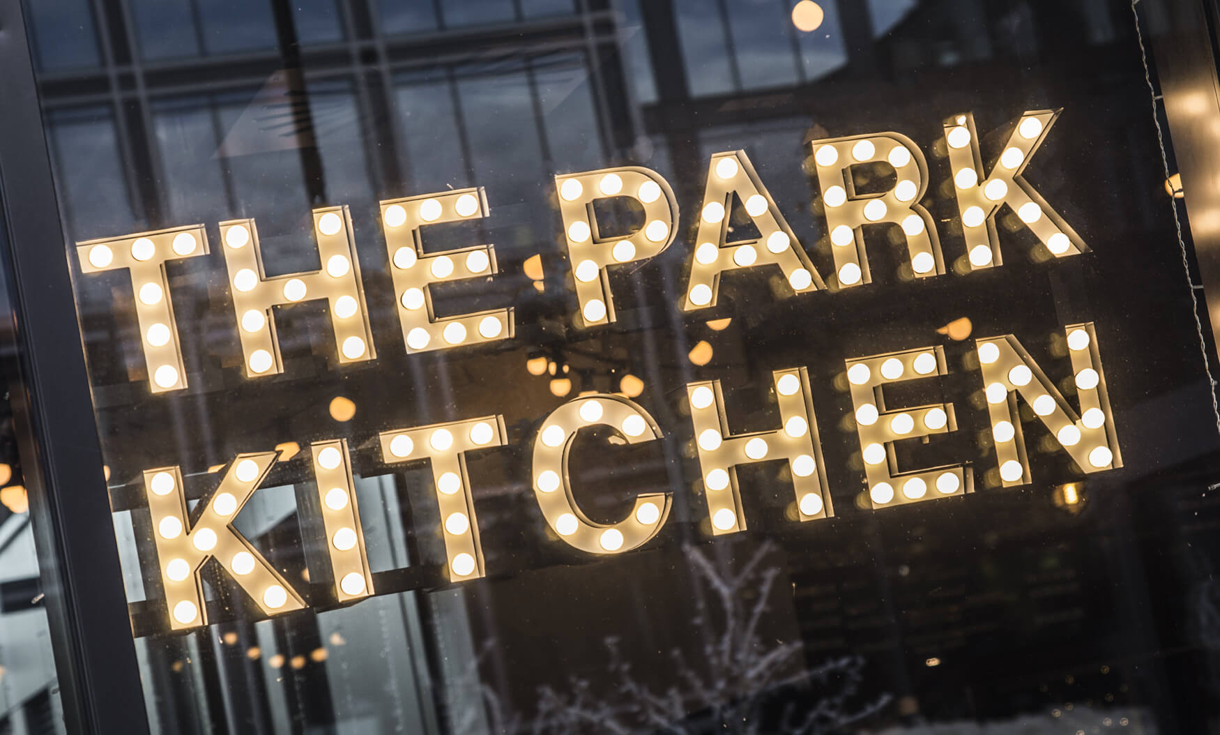 The Park Kitchen - kleine letters met bollen achter het glas